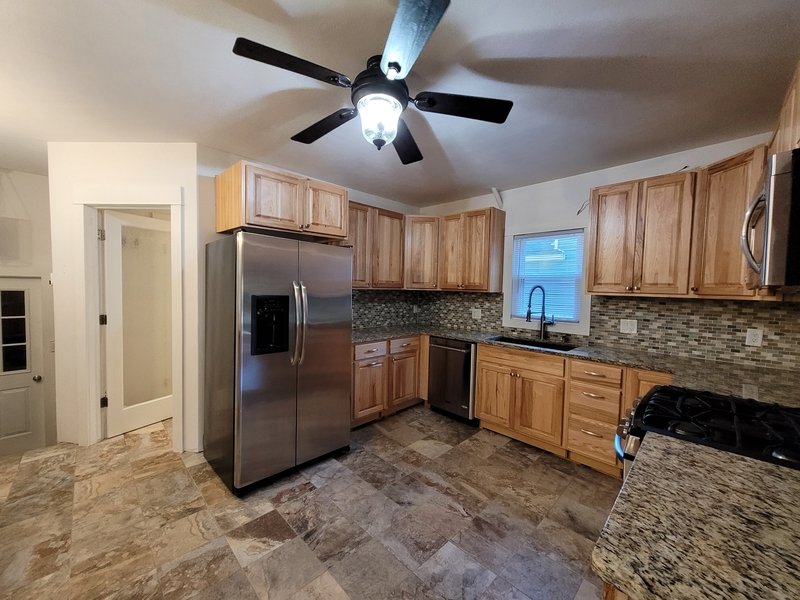 932 West 8th Street property image