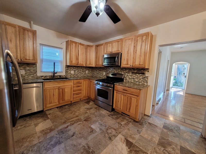 932 West 8th Street property image