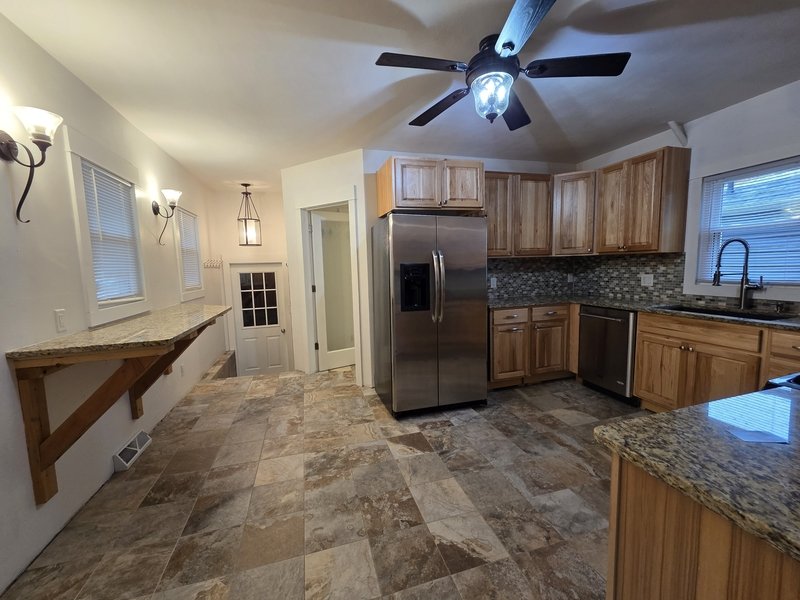 932 West 8th Street property image