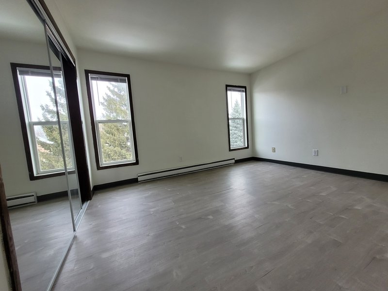 927 Louise Street - 3 property image