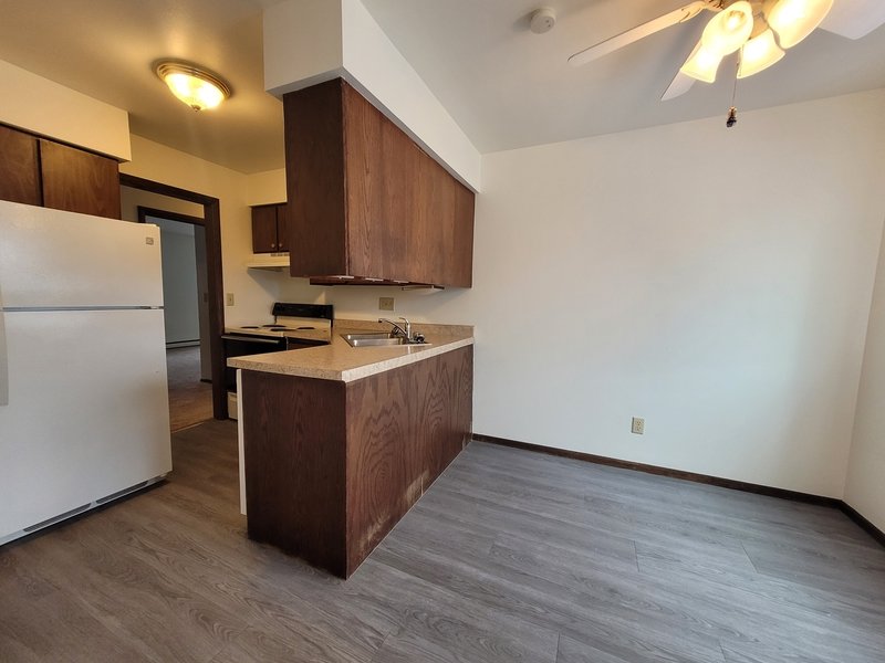 927 Louise Street - 1 property image