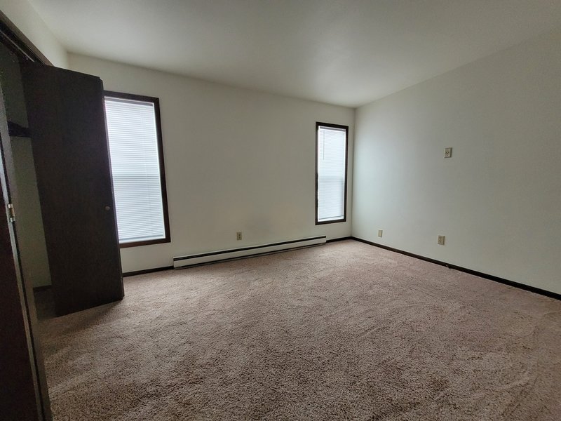 927 Louise Street - 1 property image