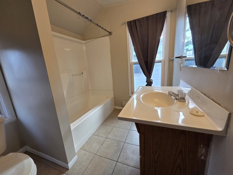 586 Bowen Street/805 E. Parkway Ave. - 805 Parkway - Upper property image