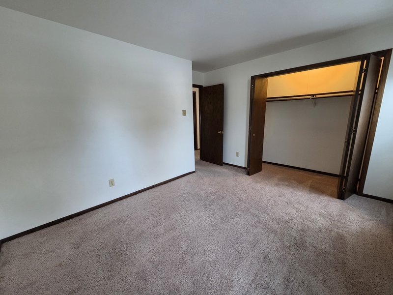 927 Louise Street - 1 property image