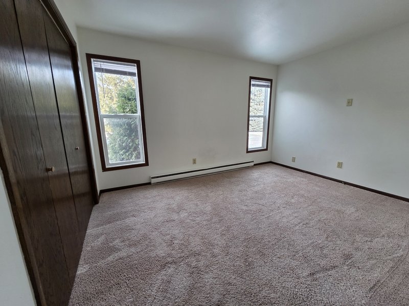 927 Louise Street - 1 property image