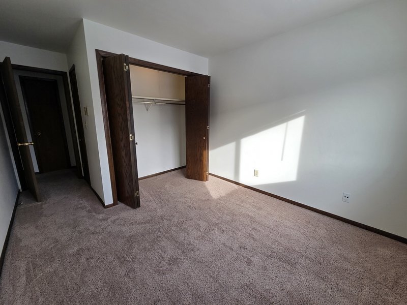 927 Louise Street - 1 property image