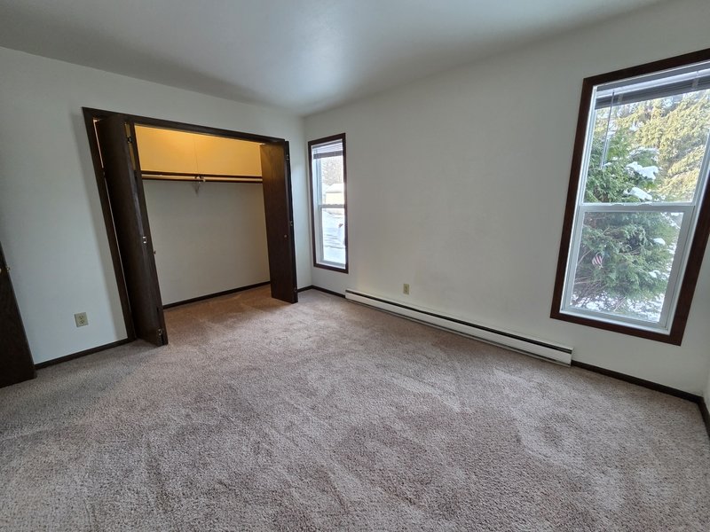 927 Louise Street - 1 property image