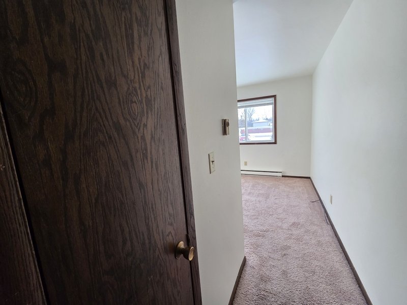 927 Louise Street - 1 property image