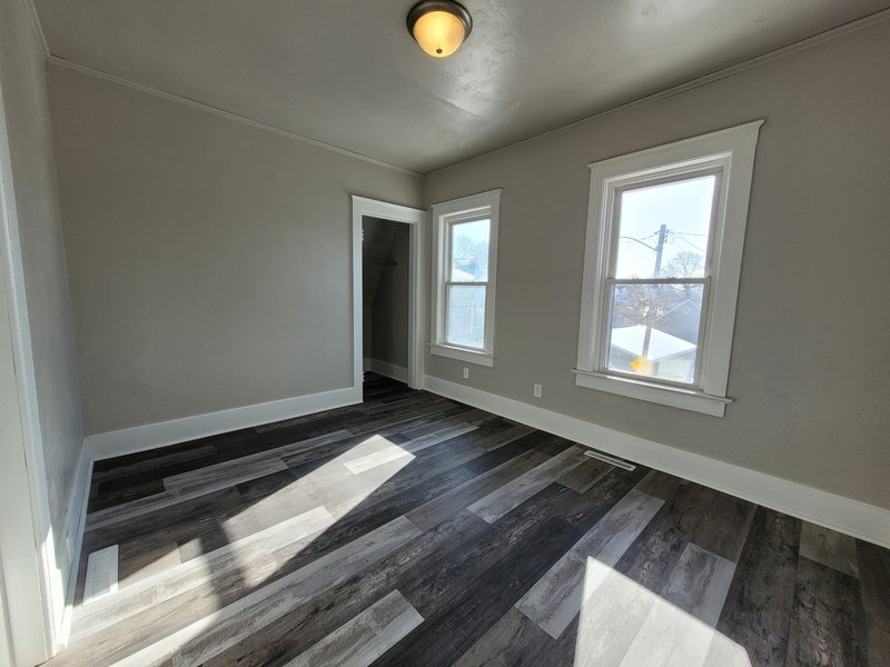 816 School Place property image