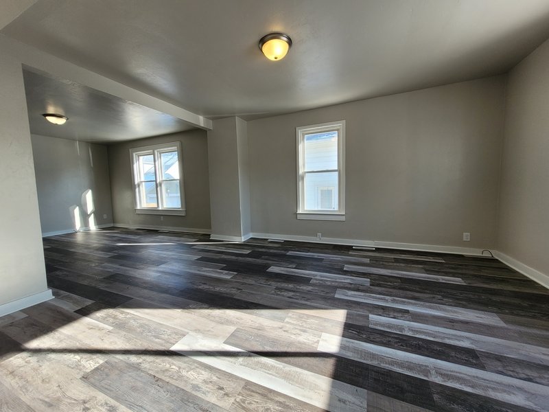 816 School Place property image