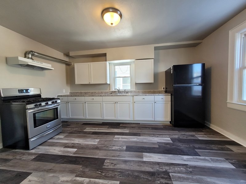 816 School Place property image