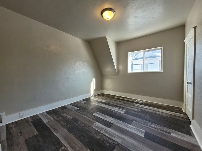 816 School Place property image