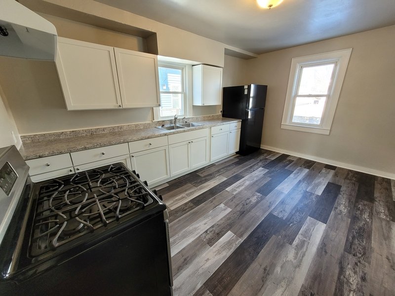 816 School Place property image