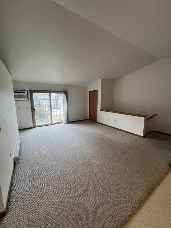 2 Bedroom / 1.5 Bath Upper Unit with Attached Garage property image