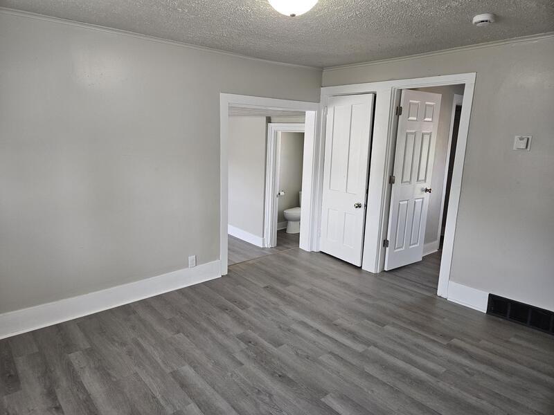 526 Newbury Street - Upper property image