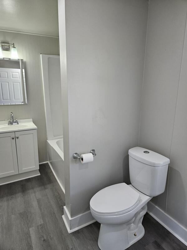 526 Newbury Street - Upper property image
