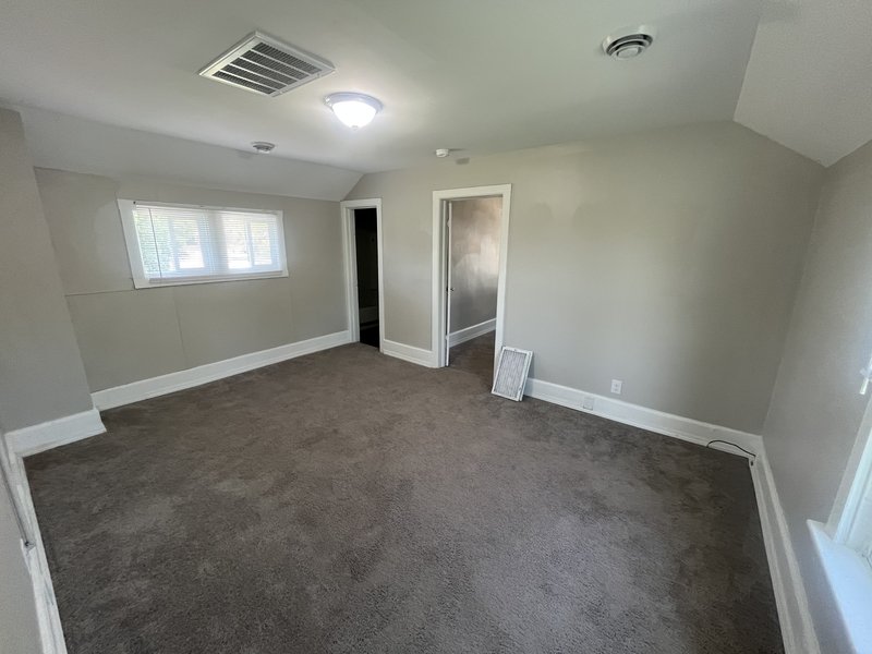 1611 Ontario Avenue - Upper property image
