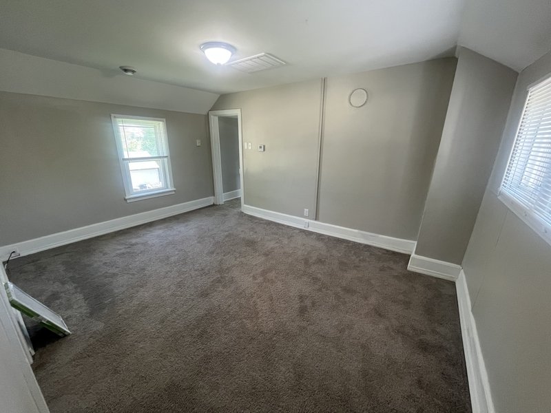 1611 Ontario Avenue - Upper property image