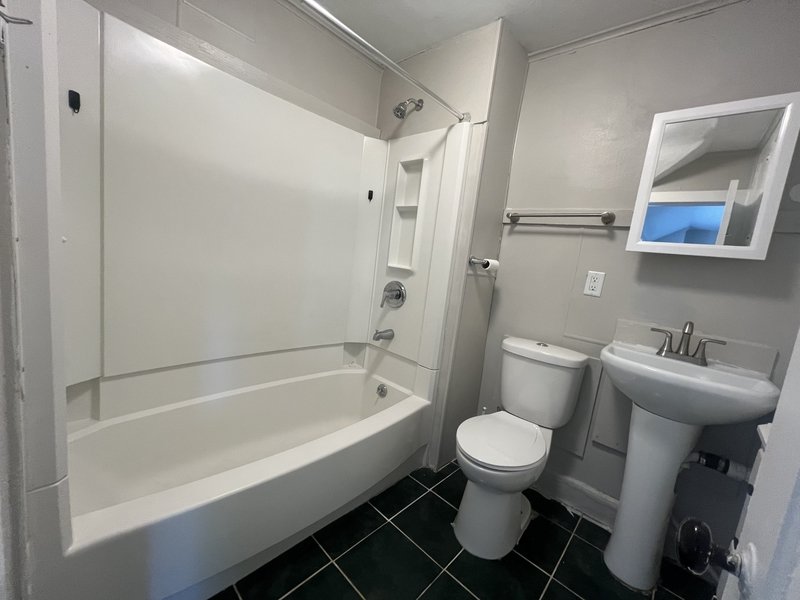 1611 Ontario Avenue - Upper property image