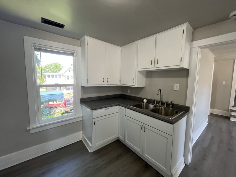 526 Newbury Street - Upper property image
