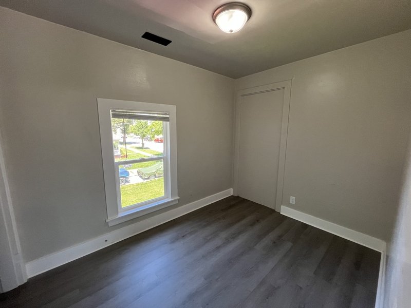 526 Newbury Street - Upper property image