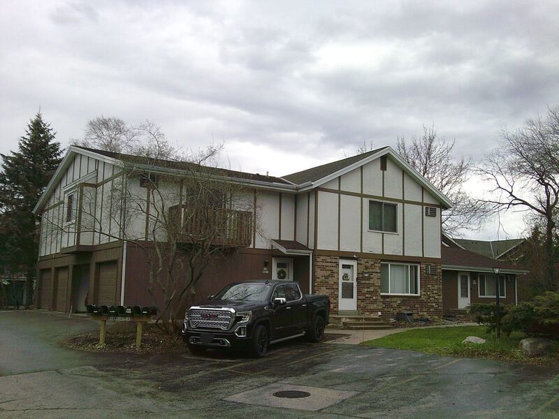2 Bedroom, 1.5 Bath Townhouse in Cedarburg – Attached Garage & Private Entrance property image