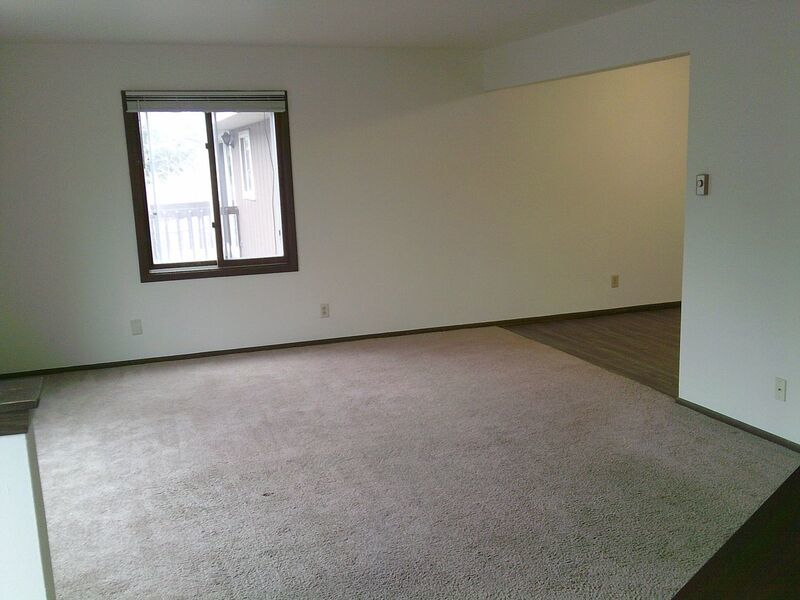2 Bedroom, 1.5 Bath Townhouse in Cedarburg – Attached Garage & Private Entrance property image