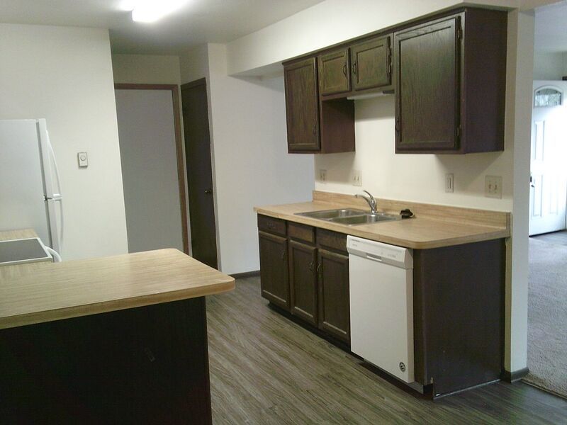 2 Bedroom, 1.5 Bath Townhouse in Cedarburg – Attached Garage & Private Entrance property image