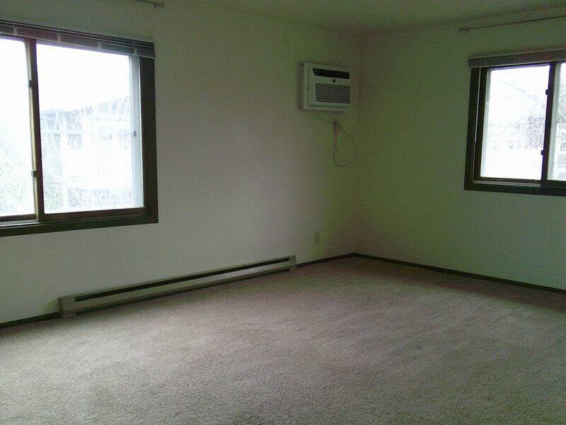 2 Bedroom, 1.5 Bath Townhouse in Cedarburg – Attached Garage & Private Entrance property image