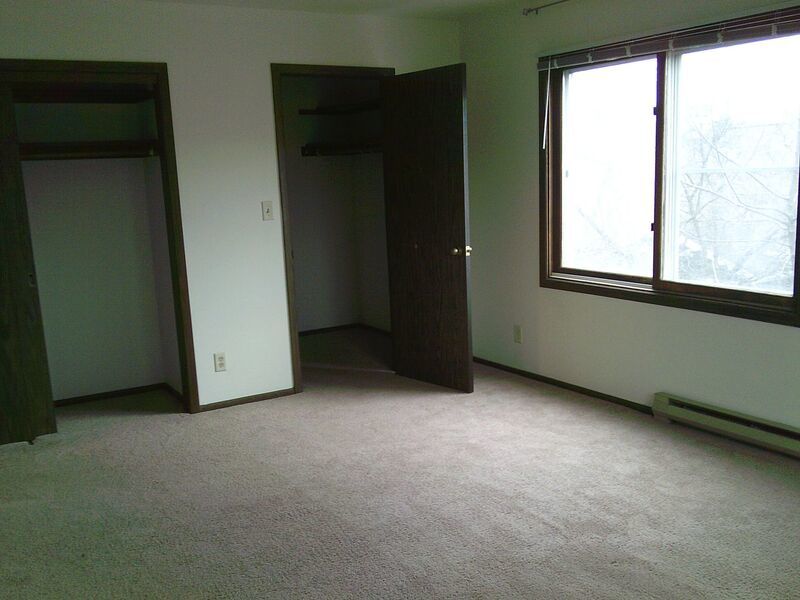2 Bedroom, 1.5 Bath Townhouse in Cedarburg – Attached Garage & Private Entrance property image