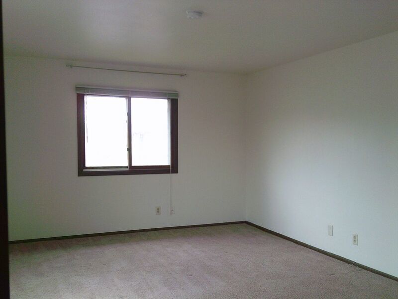 2 Bedroom, 1.5 Bath Townhouse in Cedarburg – Attached Garage & Private Entrance property image