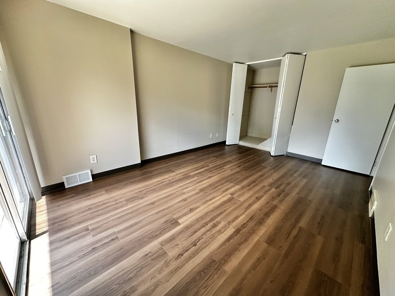725 W 9th Ave property image